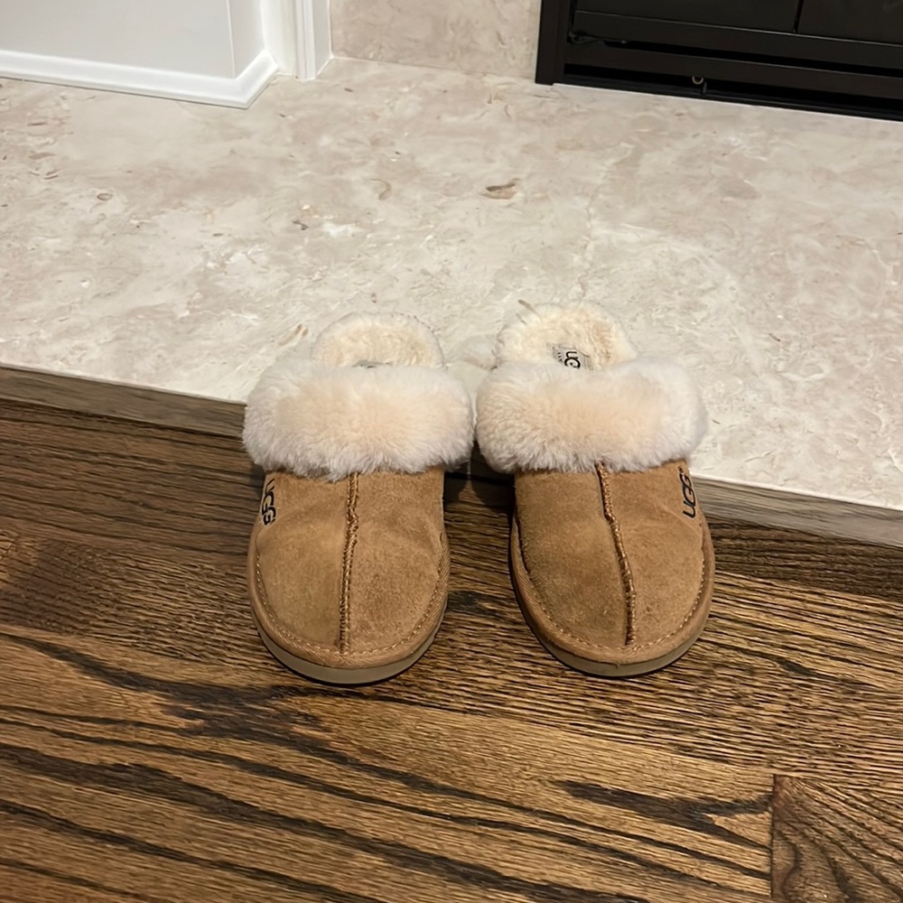 Ugg’s Cozy scuff kids indoor/outdoor slippers excellent condition